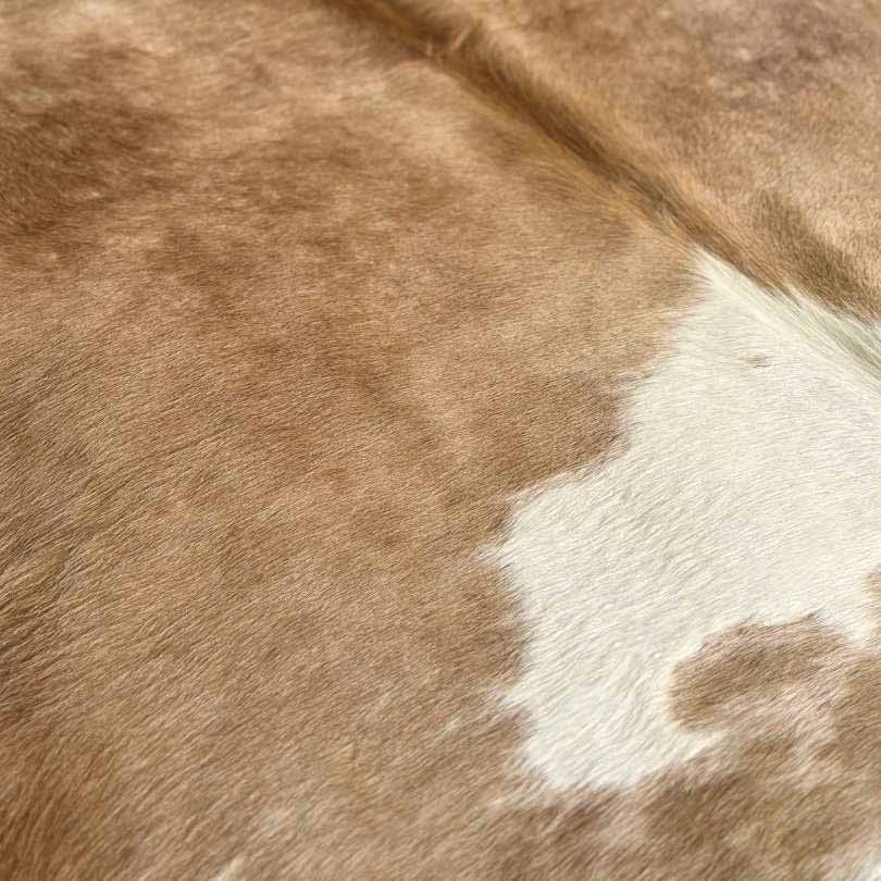 Tapete Bovino Natural Bege e Branco I BC033